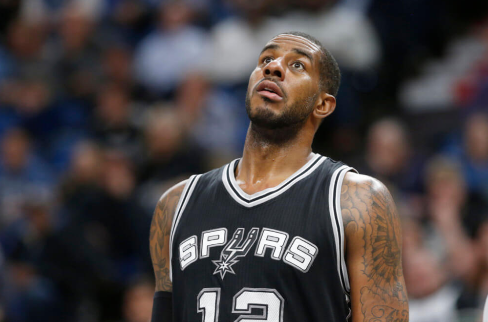 LaMarcus Aldridge podría dejar a San Antonio si logran negociarlo en el draft de la NBA. (Foto Prensa Libre: AP)