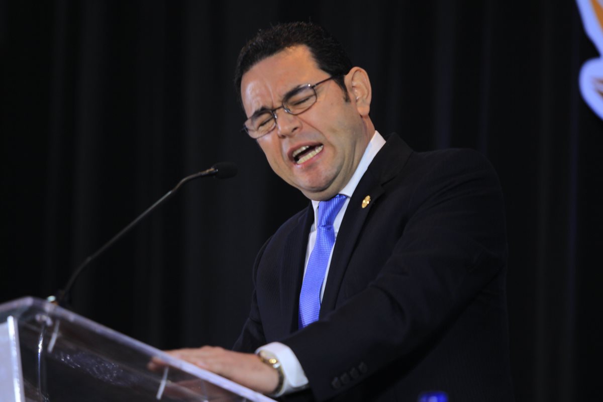 Momento en que el presidente Jimmy Morales da su discurso en el Desayuno Nacional de Oración. (Foto Prensa Libre: Esbin García)