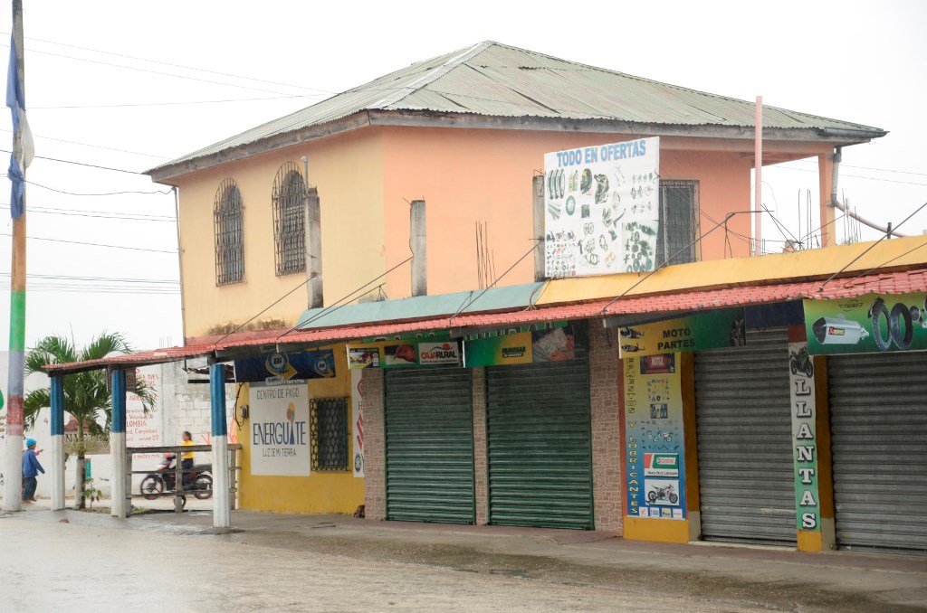 Fachada de comercio asaltado en Sayaxché, Petén, de donde robaron Q50 mil. (Foto Prensa Libre: Rigoberto Escobar)