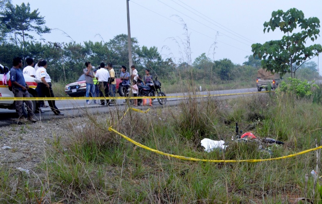 El cádaver fue localizado en el kilómetro 525 de la ruta Franja Transversal del Norte, aldea Efrata, de Playa Grande, Ixcán, Quiché. (Foto Prensa Libre: Óscar Figueroa)