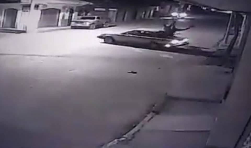 Accidente entre motocicleta y vehículo queda grabado por cámaras de seguridad de Esquipulas, Chiquimula. (Foto Prensa Libre: Facebook)