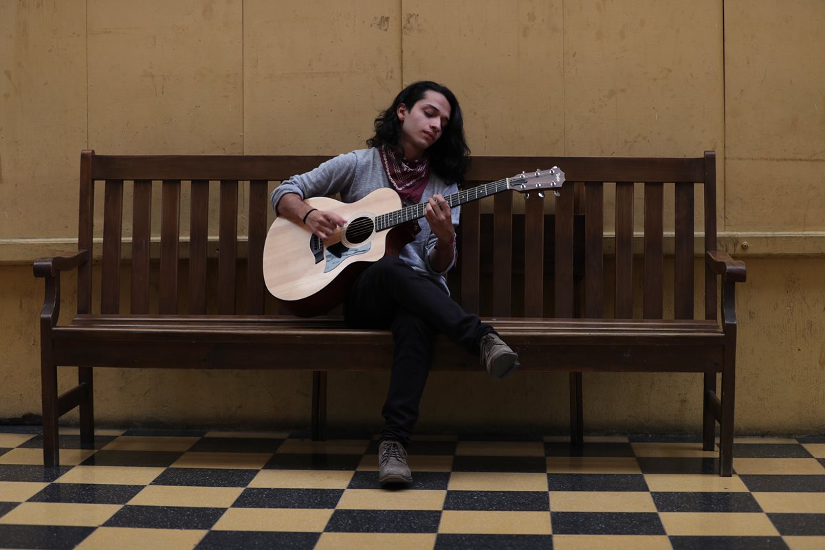Toca piano, bajo, ukelele, armónica y marimba. (Foto Prensa Libre: Keneth Cruz).