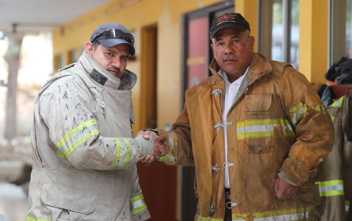 Los socorristas Érick Pérez y Raúl Martínez muestran parte del equipo que utilizaron durante el control del incendio forestal en Las Charcas, zona 11 de la capital. (Foto Prensa Libre: Érick Ávila)