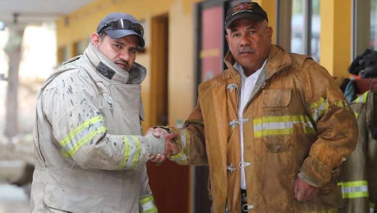 Los socorristas Érick Pérez y Raúl Martínez muestran parte del equipo que utilizaron durante el control del incendio forestal en Las Charcas, zona 11 de la capital. (Foto Prensa Libre: Érick Ávila)