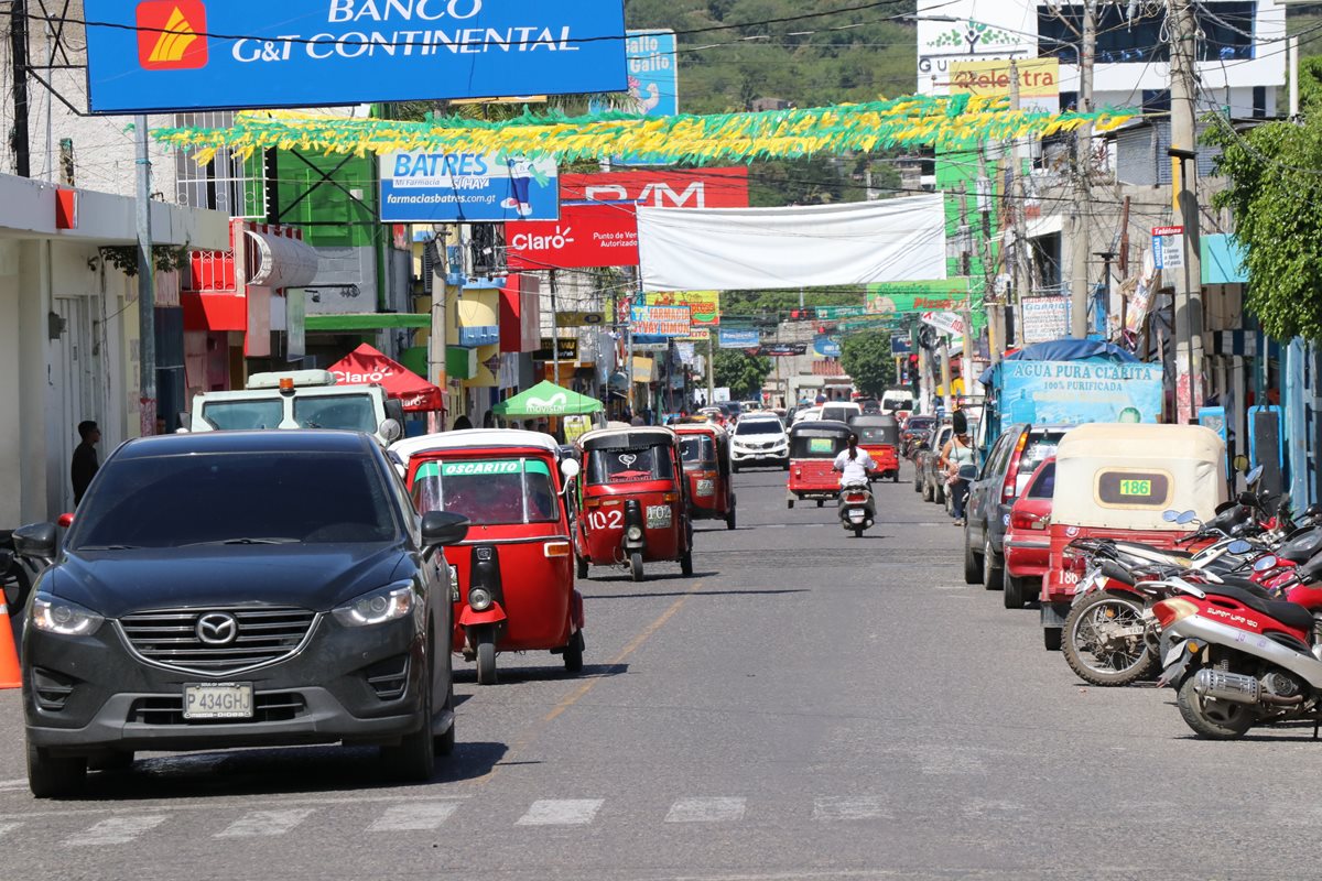 Las calles de Guastatoya se visten de gala para recibir al pelotón multicolor. (Foto Prensa Libre: Hugo Oliva)
