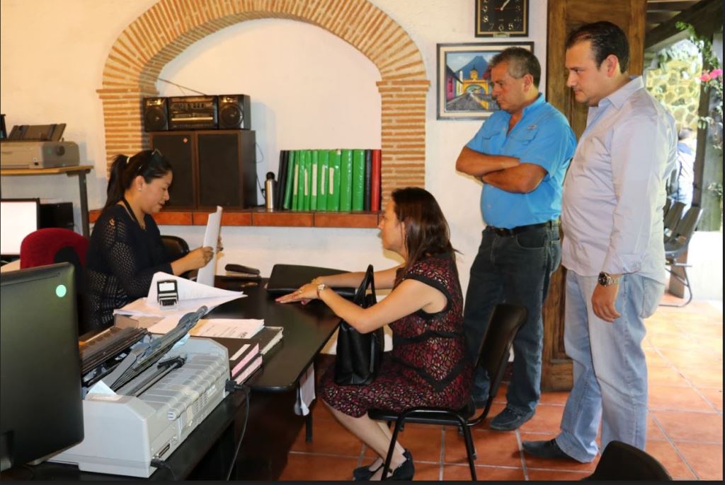Concejales de Antigua Guatemala presentan denuncian en el MP, contra la alcaldesa Susana Asensio, por supuesto mal manejo de donación. (Foto Prensa Libre: Julio Sicán)
