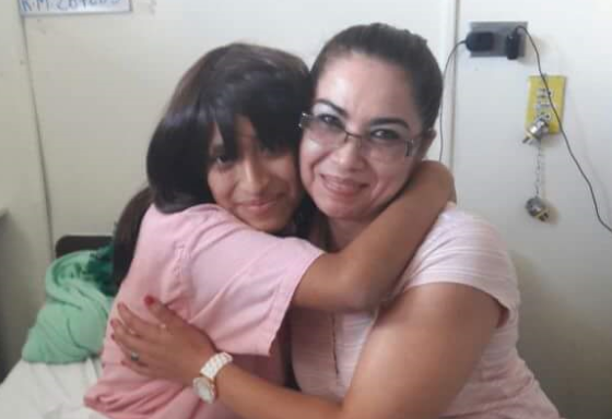 Una de la voluntarias -con lentes- abraza a una de las pacientes beneficiada con peluca. (Foto Prensa Libre: Cortesía Cabello por Sonrisas).