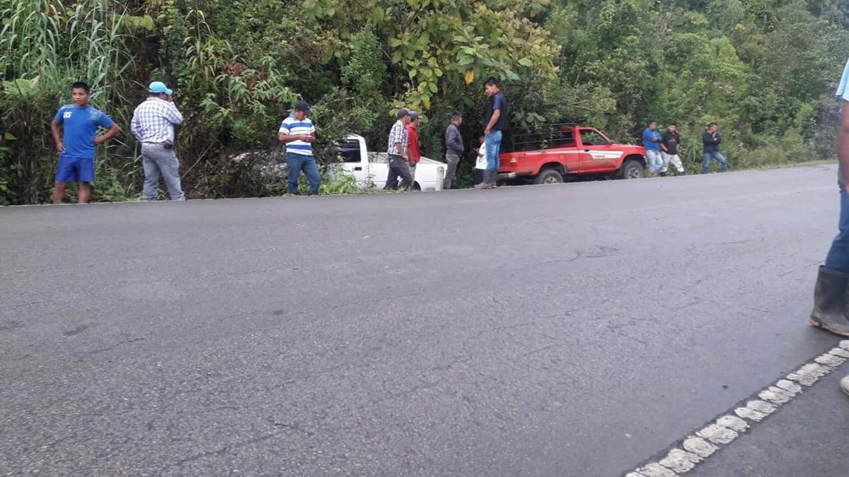 Tres vehículos colisionaron en la ruta que de Cobán conduce a Chisec, Alta Verapaz. Dos niños fueron atropellados por uno de los automotores. (Foto Prensa Libre: Eduardo Sam)