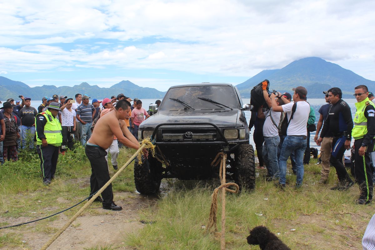 Bomberos voluntarios y vecinos ayudaron a sacar el picop, donde estaba la menor fallecida. (Foto Prensa Libre: Ángel Julajuj)
