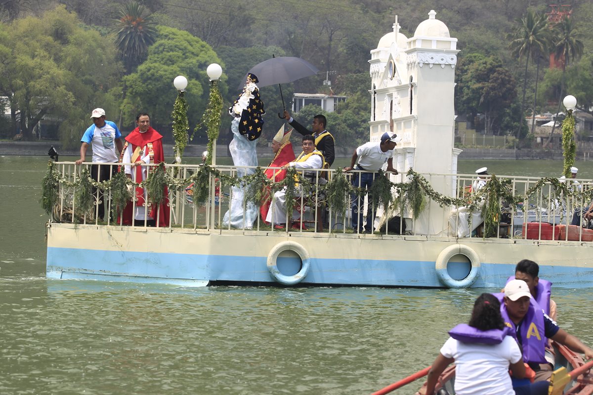 El Lago de Amatitlán es el escenario para el recorrido de la imagen del Niño Dios de Amatitlán. (Foto Prensa Libre: Carlos Hernández).