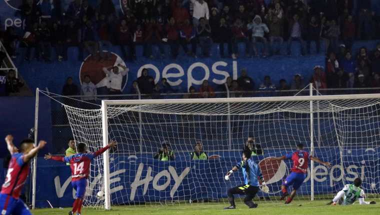 El delantero Mario Castellanos (9) anota el 1-0 para Xelajú MC a los 14 minutos del partido contra Antigua GFC. (Foto Prensa Libre: Carlos Ventura)