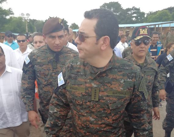El presidente Jimmy Morales efectúa un recorrido por la finca La Unión, Escuintla, vestido de militar. (Foto Prensa Libre: Carlos Paredes)