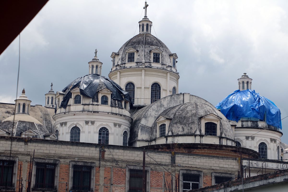 La catedral de Quetzaltenango sufrió daños luego del sismo del pasado 14 de junio. (Foto Prensa Libre: Carlos Ventura)