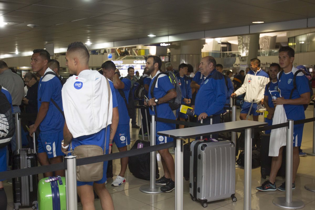 Los jugadores de la Selección Nacional previo a viajar a Trinidad y Tobago.(Foto Prensa Libre: Norvin Mendoza)