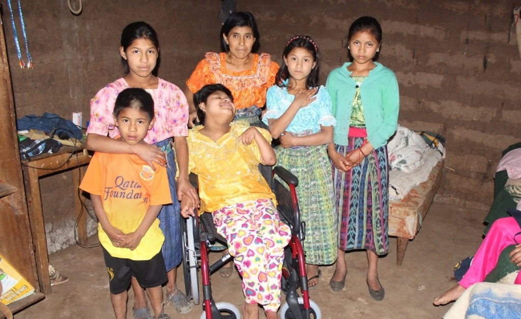 Juana Osorio López junto a sus cinco hijos se ven afectados por la extrema pobreza en Santa Cruz del Quiché. (Foto Prensa Libre: Óscar Figueroa).