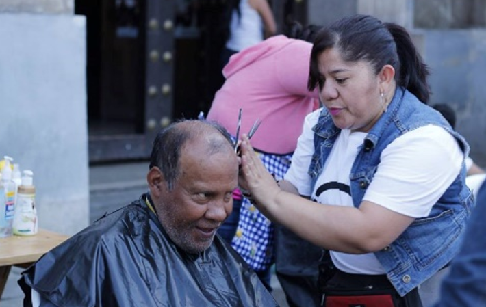 A las personas beneficiadas se les ayuda en su aspecto personal. (Foto Prensa Libre: Cortesía).