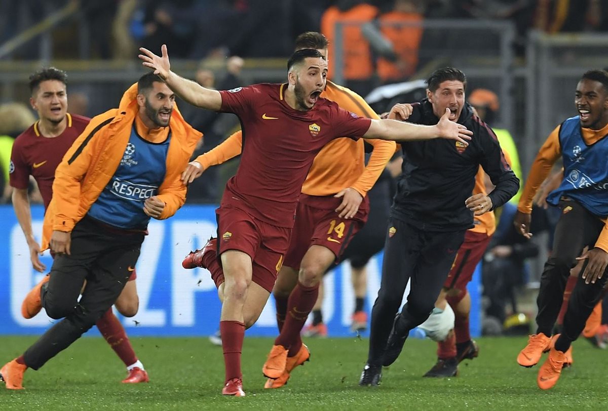 Los jugadores de la Roma festejan la clasificación a las semifinales de la Liga de Campeones de Europa. (Foto Prensa Libre: AFP).