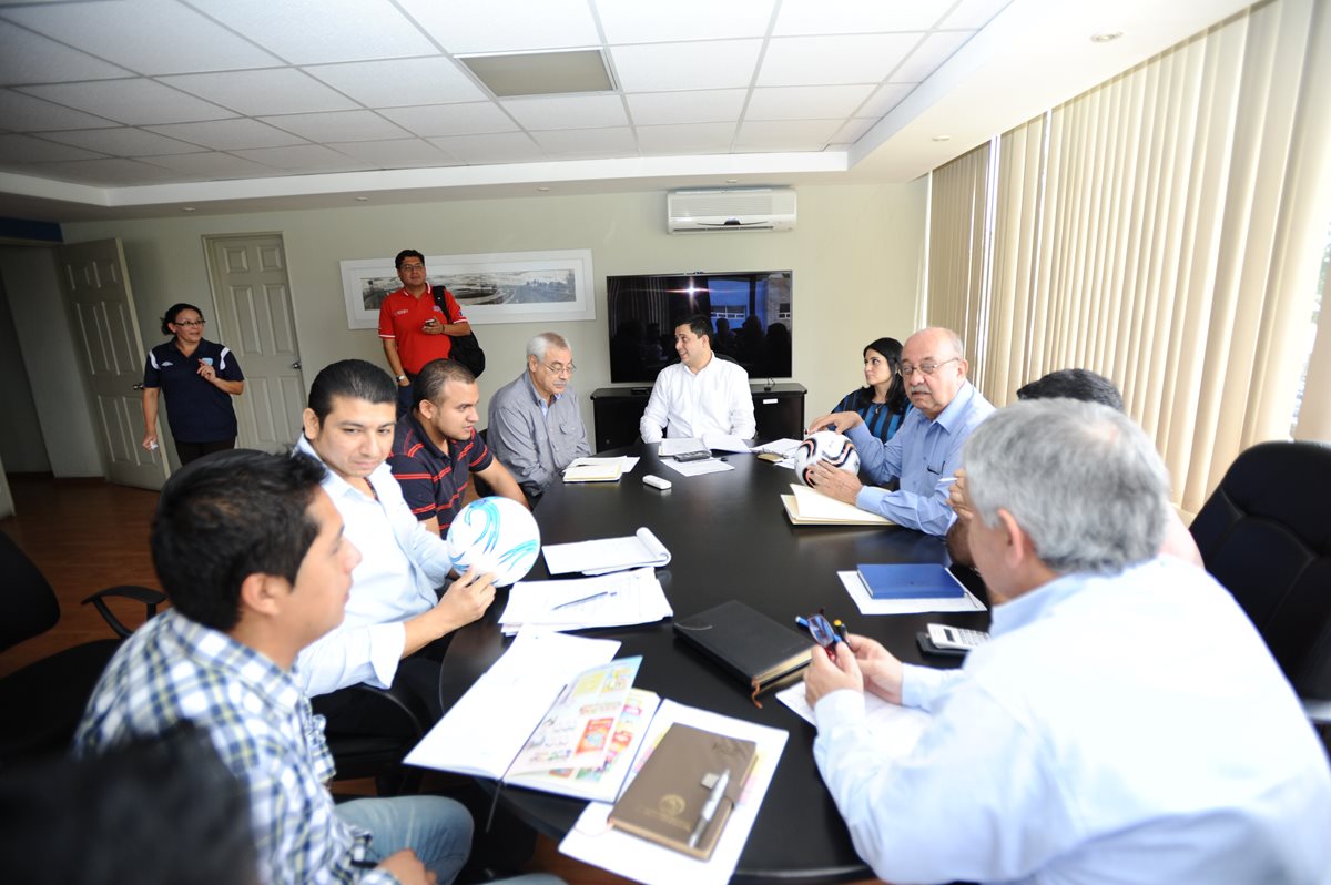Dirigentes de la Liga Nacional y Primera División, se reunieron este martes. (Foto Prensa Libre: Francisco Sánchez).