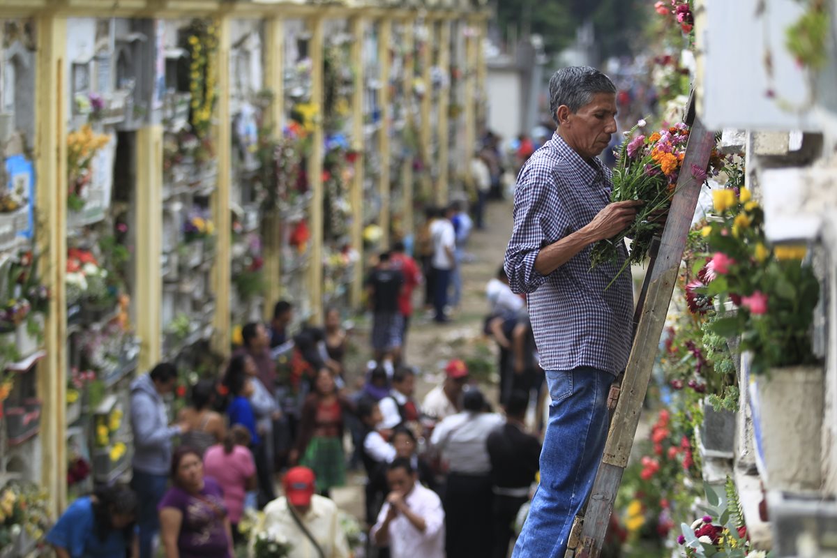 Se espera más de un millón de visitantes durante el fin de semana y hasta el 1 de noviembre en el Cementerio General. (Foto Prensa Libre: Hemeroteca PL)