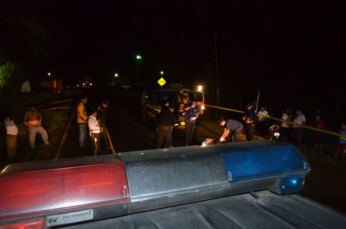 Agentes de la PNC resguardan lugar donde murió una mujer, en la ruta a Champerico. (Foto Prensa Libre: Jorge Tizol)