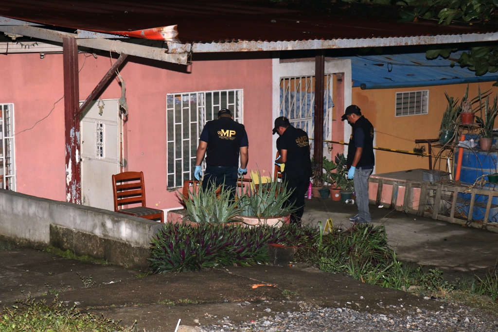 Investigadores inspeccionan el lugar donde ocurrió el ataque, en Puerto Barrios. (Foto Prensa Libre: Dony Stewart).