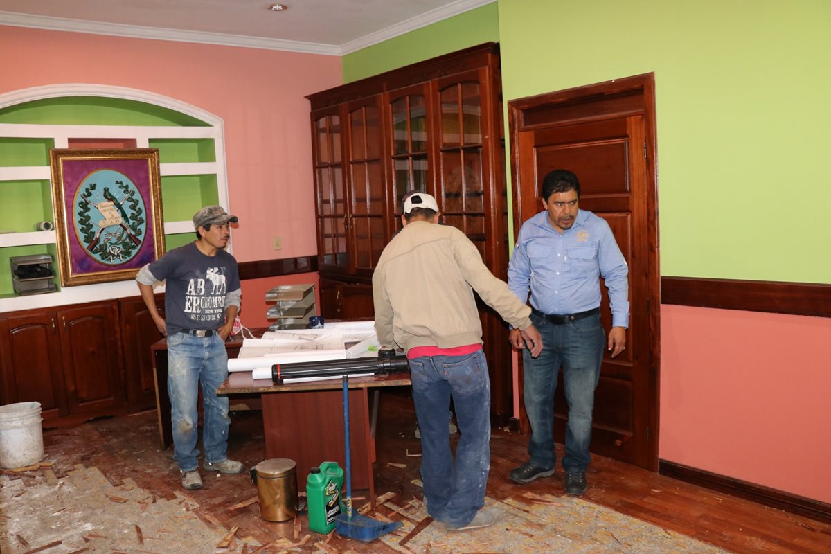 El gobernador Reynabel Samayoa observa cómo un grupo de albañiles retira materiales de su oficina.(Foto Prensa Libre: Héctor Cordero)