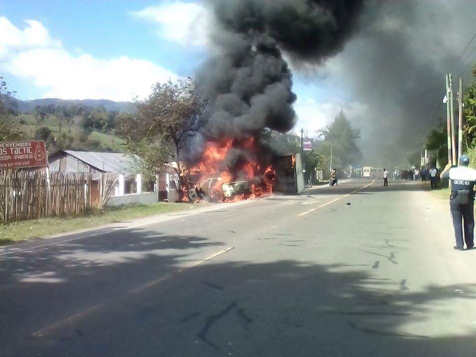 Vehículo incendiado en el que murió una persona, en Tactic, Alta Verapaz. (Foto Prensa Libre: Eduardo Sam Chun)