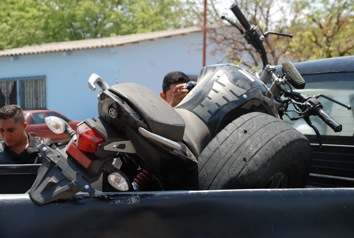 Esta es la motocicleta donde viajaba la pareja de esposos. (Foto Prensa Libre: Mario Morales)