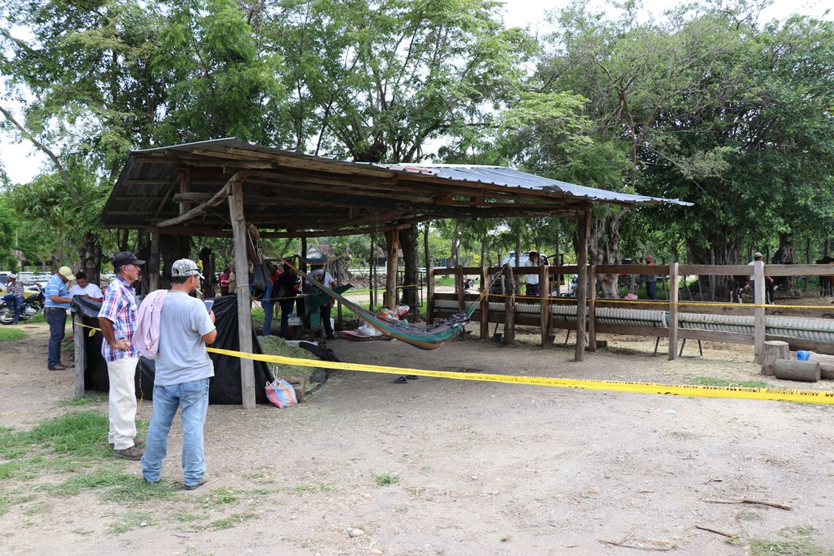 Familiares y vecinos observan el cadáver de la víctima que quedó en la hamaca. (Foto Prensa Libre: Mario Morales)