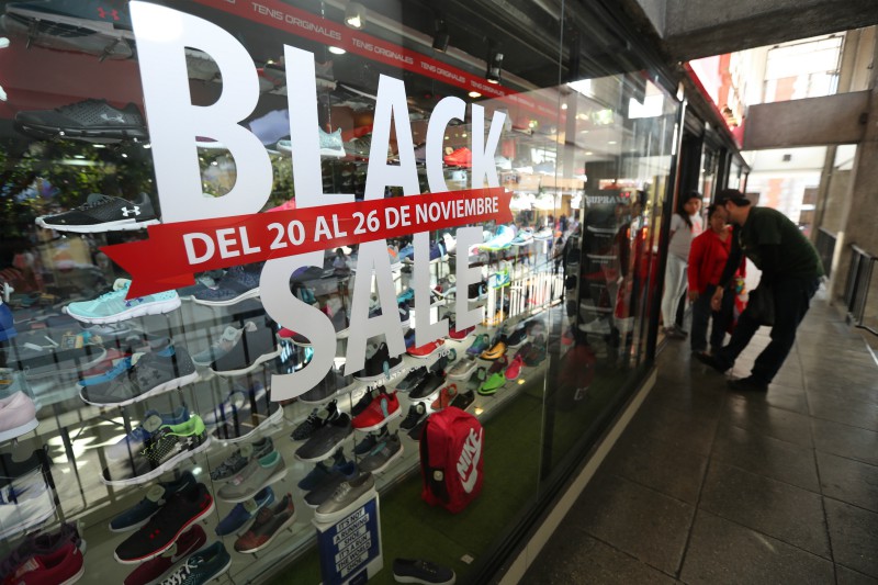 Los interesados empiezan a buscar en noviembre: recuerdan la fecha gracias a promociones y noticias. Les interesan los cupones y descuentos. Buscan retailers locales e internacionales. (Foto Prensa Libre: Hemeroteca)