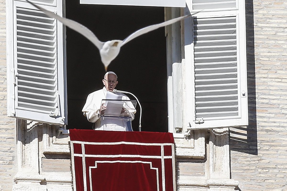 En el primer día de 2019 papa Francisco presidió el rezo del Ángelus desde uno de los ventanales del Vaticano en la Plaza de San Pedro del Vaticano.(Foto Prensa Libre: EFE)