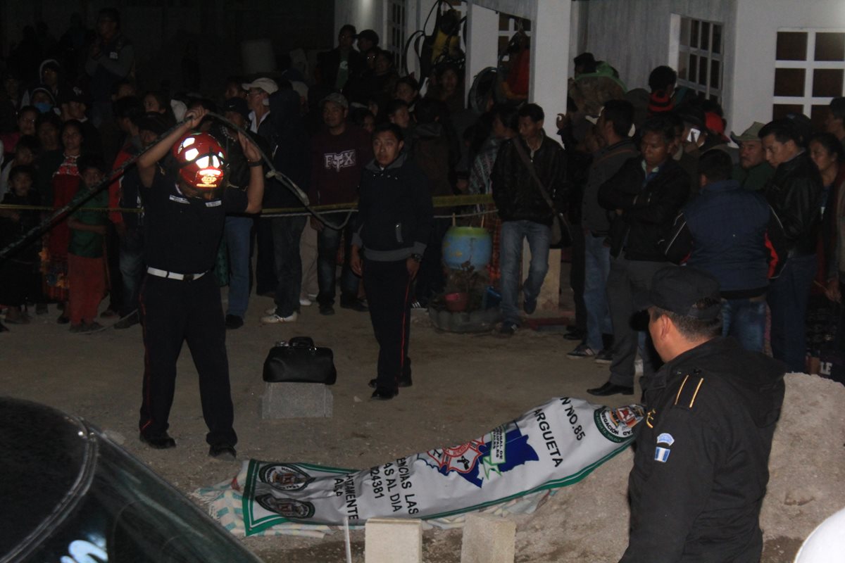 Cadáver de Justo Emilio Joj Noj, de 50 años, es resguardado por agentes de la PNC en Santa Lucía Utatlán, Sololá. (Foto Prensa Libre: Ángel Julajuj)
