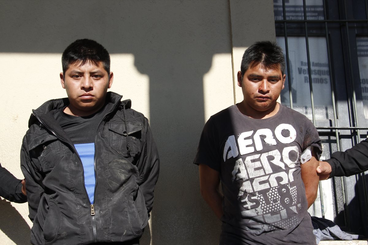 Las autoridades investigan si los dos detenidos integran la banda de saqueadores “los Quichelenses”. (Foto Prensa Libre: Víctor Chamalé)