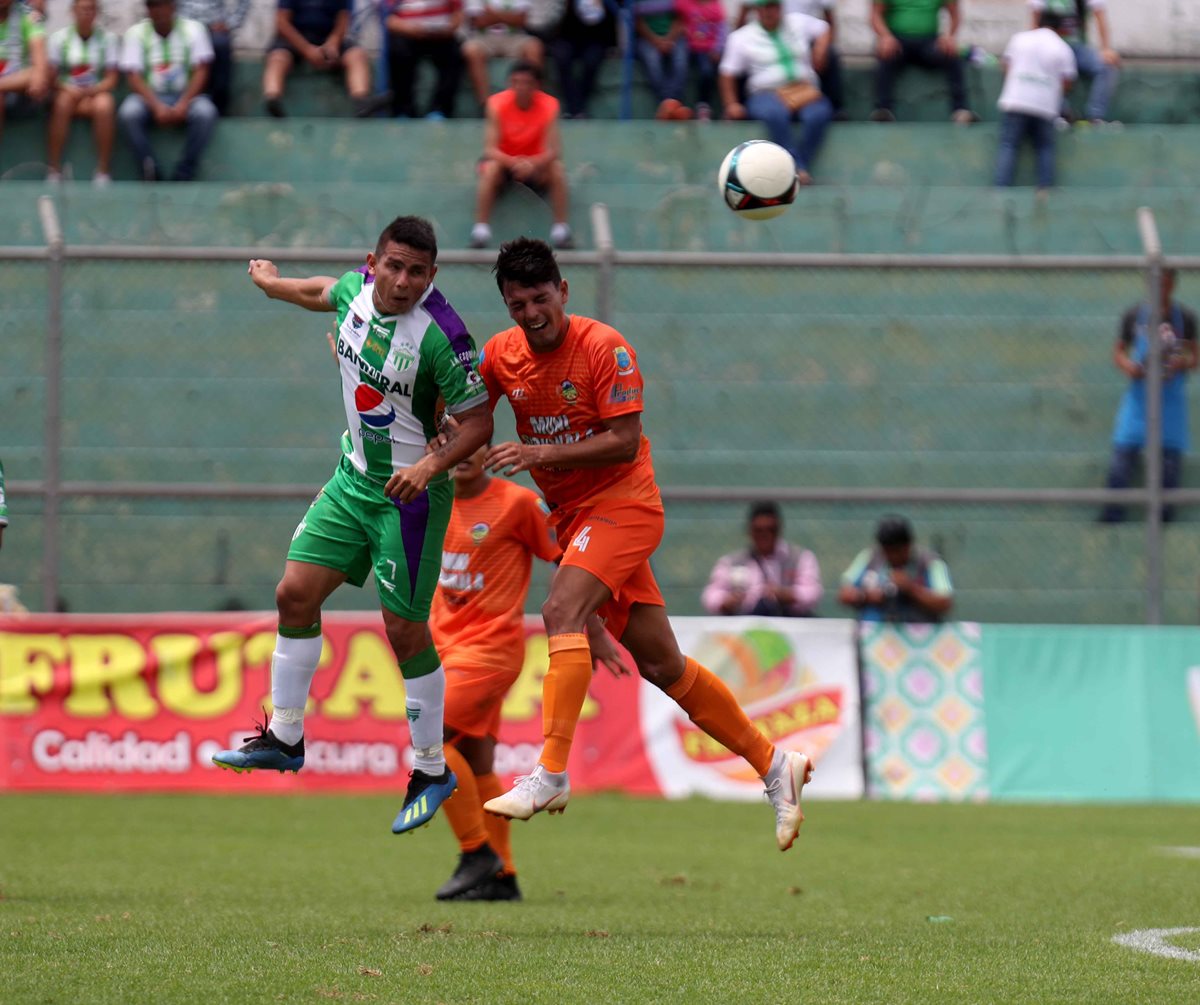 Antigua GFC y Siquinalá protagonizaron un duro empate en el estadio Pensativo. (Foto Prensa Libre: Carlos Vicente)