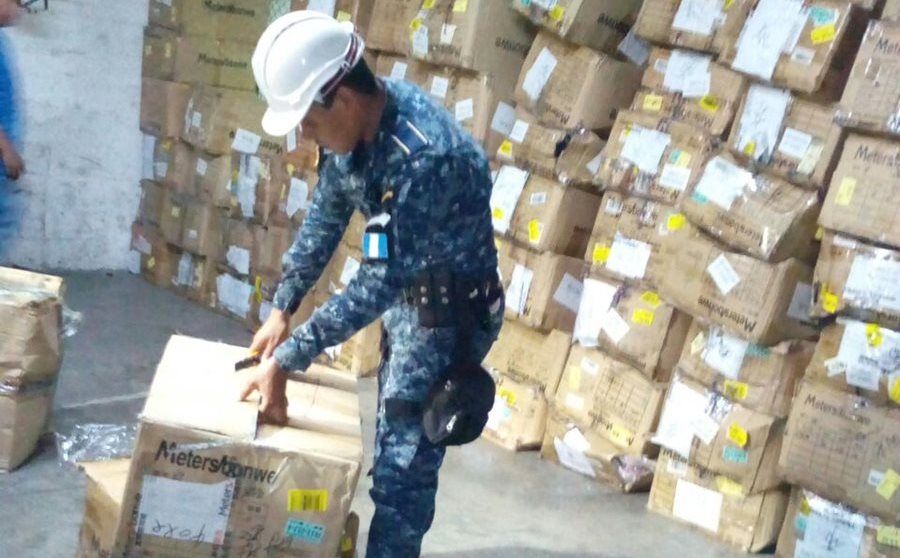 Mercadería decomisada en Puerto Quetzal, Escuintla, es contabilizada por agentes de la PNC. (Foto Prensa Libre: PNC)