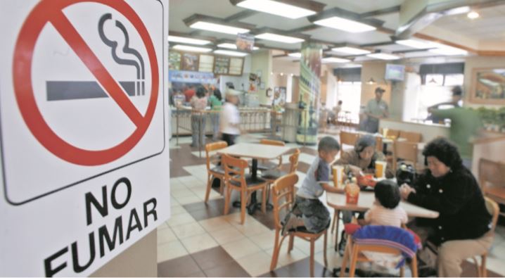 Fumar en espacios cerrados está prohibido desde el 2008, cuando entró en vigor la Ley de Creación de los Ambientes Libres de Humo de Tabaco. (Foto Prensa Libre: Hemeroteca)