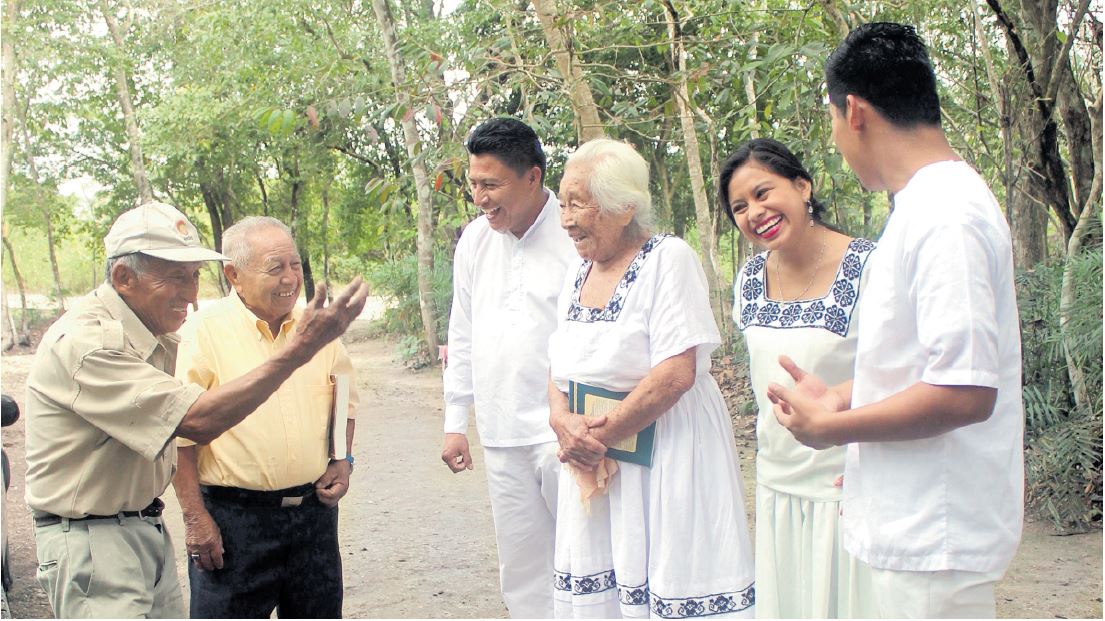 Don Ángel Vitzil (con gorra) se une al grupo de vecinos que dominan el idioma itza’, en San José, Petén. (Foto Prensa Libre: Rigoberto Escobar)
