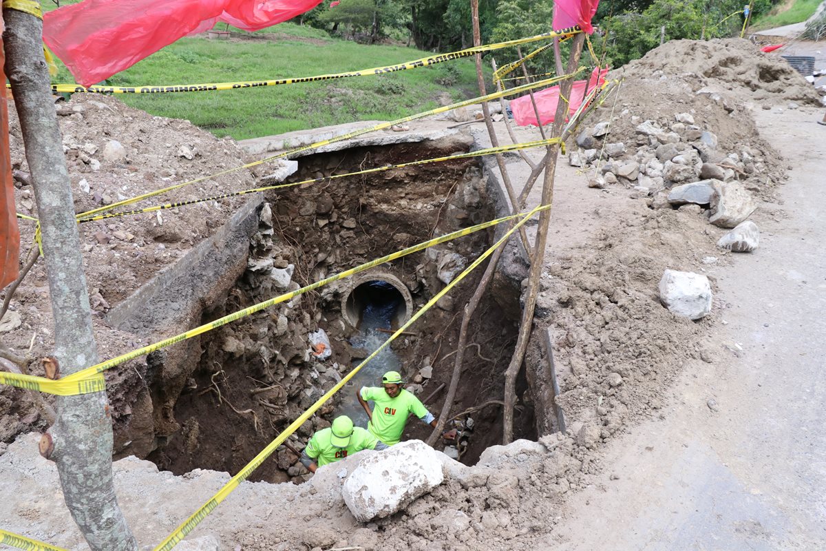El hundimiento se registró en el kilómetro 137.4 de la ruta entre Jalapa y Jutiapa, el 23 de junio último, y sigue sin reparación. (Foto Prensa Libre: Hugo Oliva)