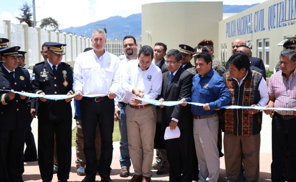 Presidente Jimmy Morales durante inauguración de Comisaría en Quetzaltenango. (Foto Prensa Libre: María José Longo).