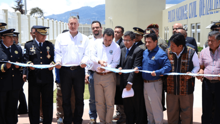 Presidente Jimmy Morales durante inauguración de Comisaría en Quetzaltenango. (Foto Prensa Libre: María José Longo).