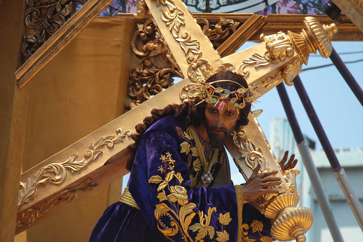 Jesús del Consuelo procesiona el sábado anterior al domingo de Ramos. (Foto: Hemeroteca PL)