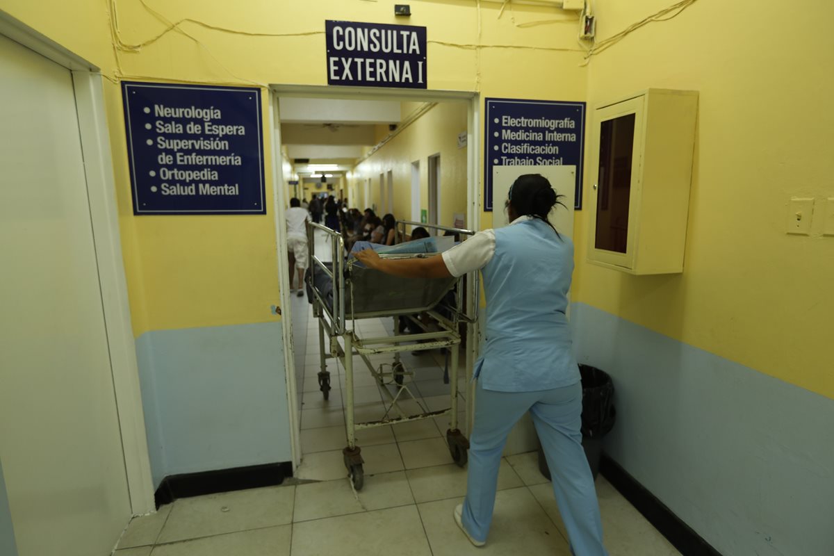 Las consultas están limitadas para pacientes crónicos y adultos de la tercera edad, por el desacuerdo salarial de los médicos y el Ministerio de Salud. (Foto Prensa Libre: Hemeroteca PL)