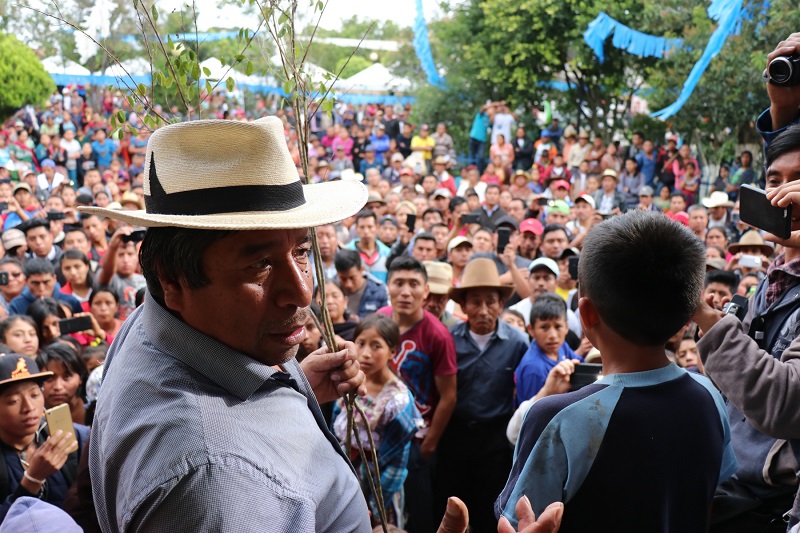 El alcalde indígena de Santa Cruz del Quiché, Juan Zapeta, durante presentación de niño antes de azotarlo. (Foto Prensa Libre: Héctor Cordero)
