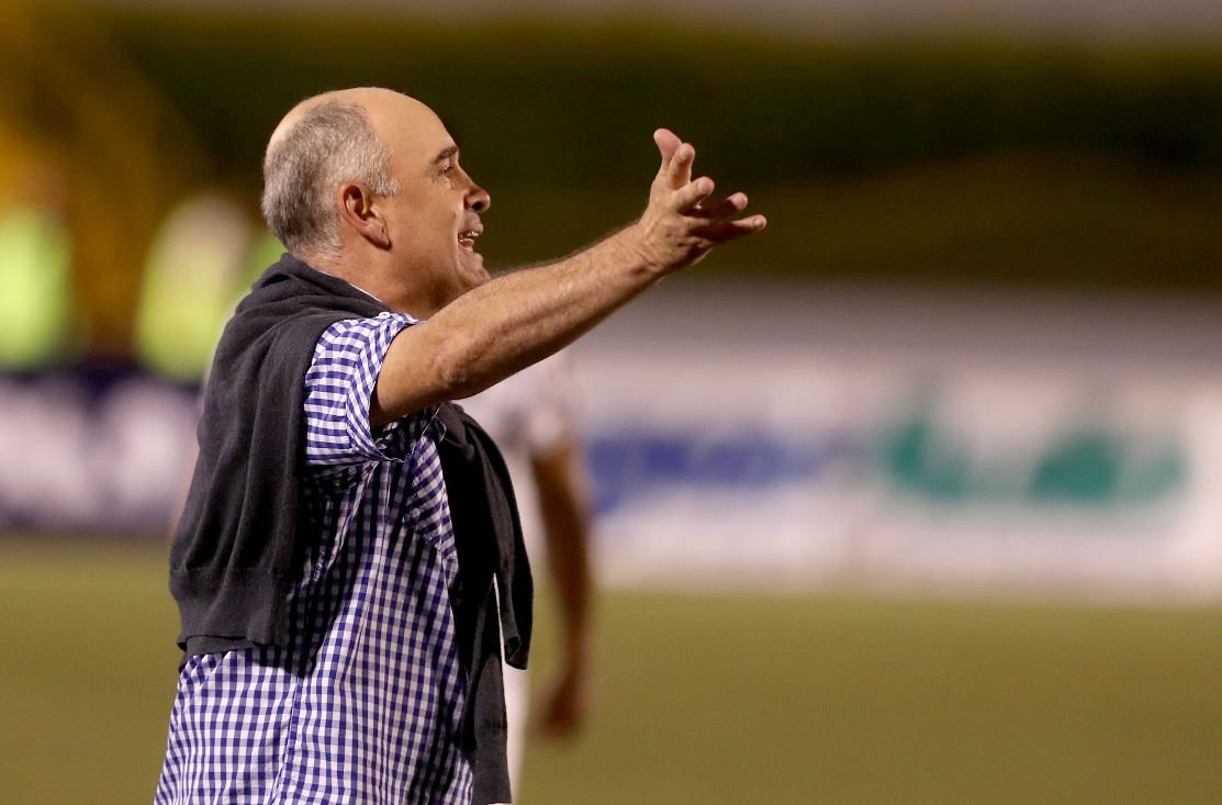 William Coito, técnico albo, da instrucciones en el partido del miércoles contra Antigua GFC. (Foto Prensa Libre: Carlos Vicente).