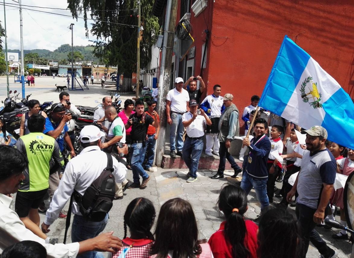 Jorge Vega recibió la llave del municipio de Jocotenango, por sus logros y enaltecer a su comunidad. (Foto Prensa Libre: Julio Raúl Juárez)