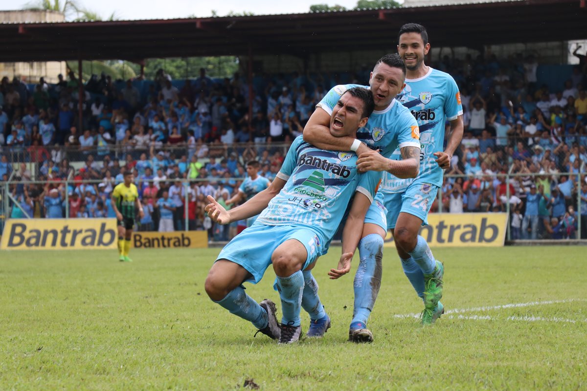 Isaac Acuña festeja con sus compañeros luego de anotar el único gol del derbi oriental. (Foto Prensa Libre: Hugo Oliva)