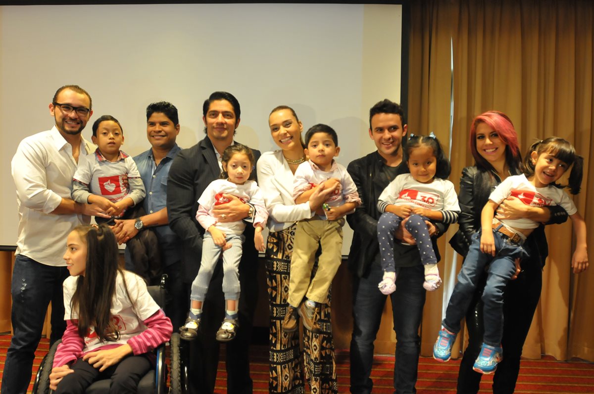 Artistas nacionales suman su talento para interpretar el himno de la edición 30 de Teletón. (Foto Prensa Libre: Ana Lucía Ola)