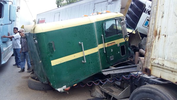Camión accidentado queda destruido en el km 188 de la ruta al Atlántico. (Foto Prensa Libre: Twitter @jared_cifuentes)