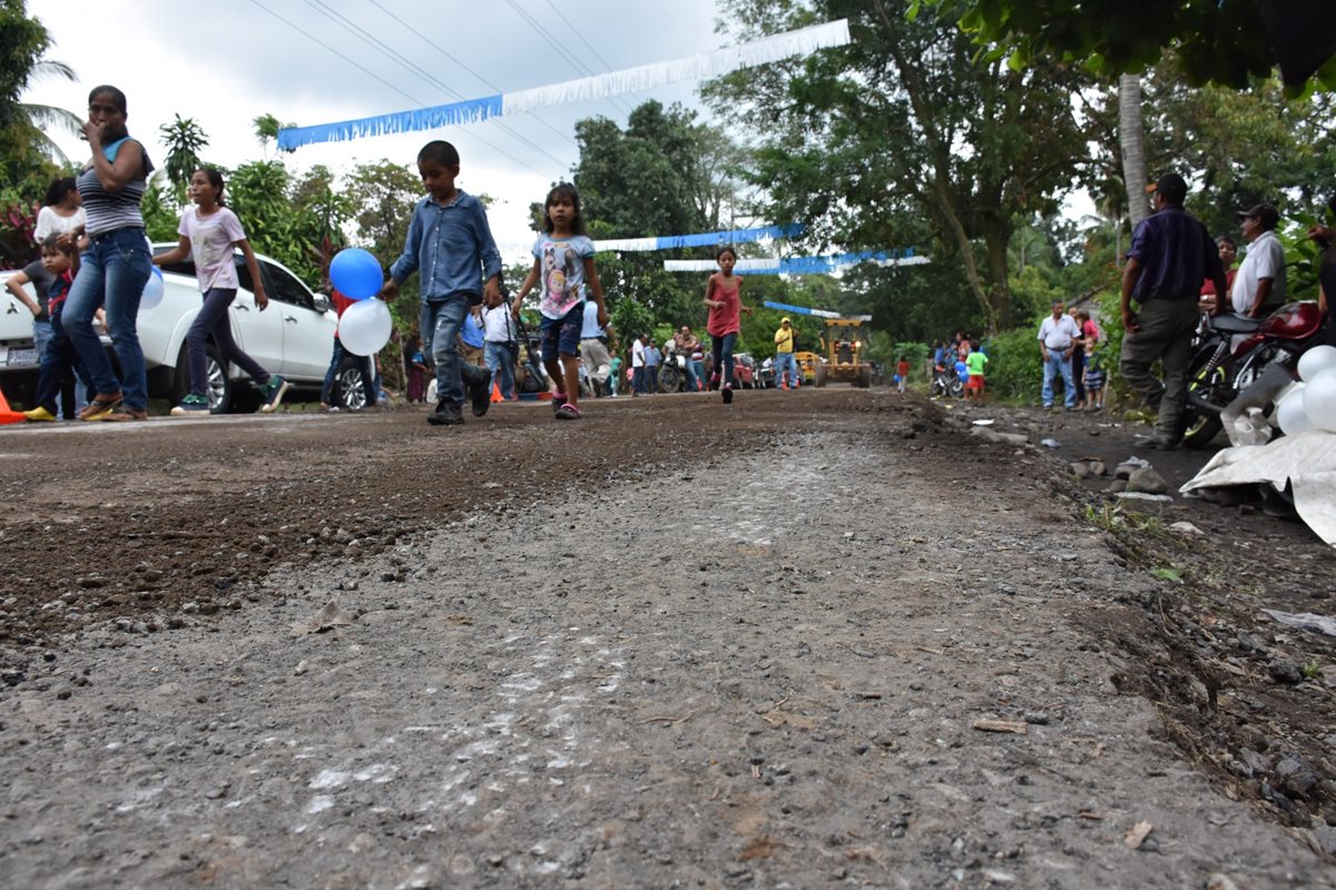 Vecinos esperan que el proyecto de reparación de 8.5 kilómetros concluya en el tiempo estipulado. (Foto Prensa Libre: Enrique Paredes)