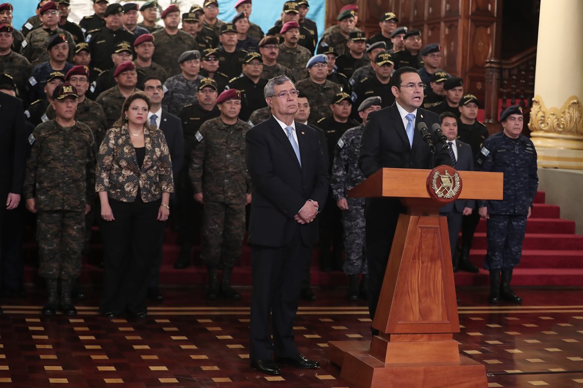 Presidente Jimmy Morales, el vicepresidente Jafeth Cabrera y la fuerza militar y policial, en conferencia de prensa. (Foto Prensa Libre: Juan Diego González)
